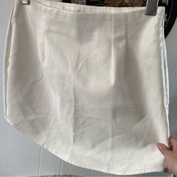 NWT Endless Rose Faux Leather Non Patent Sweeped Skirt White Textured HN808K - Picture 4 of 8